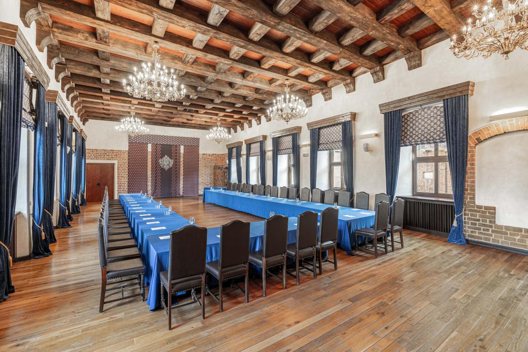 Zamek Uniejow Aparthotel Bagian luar foto