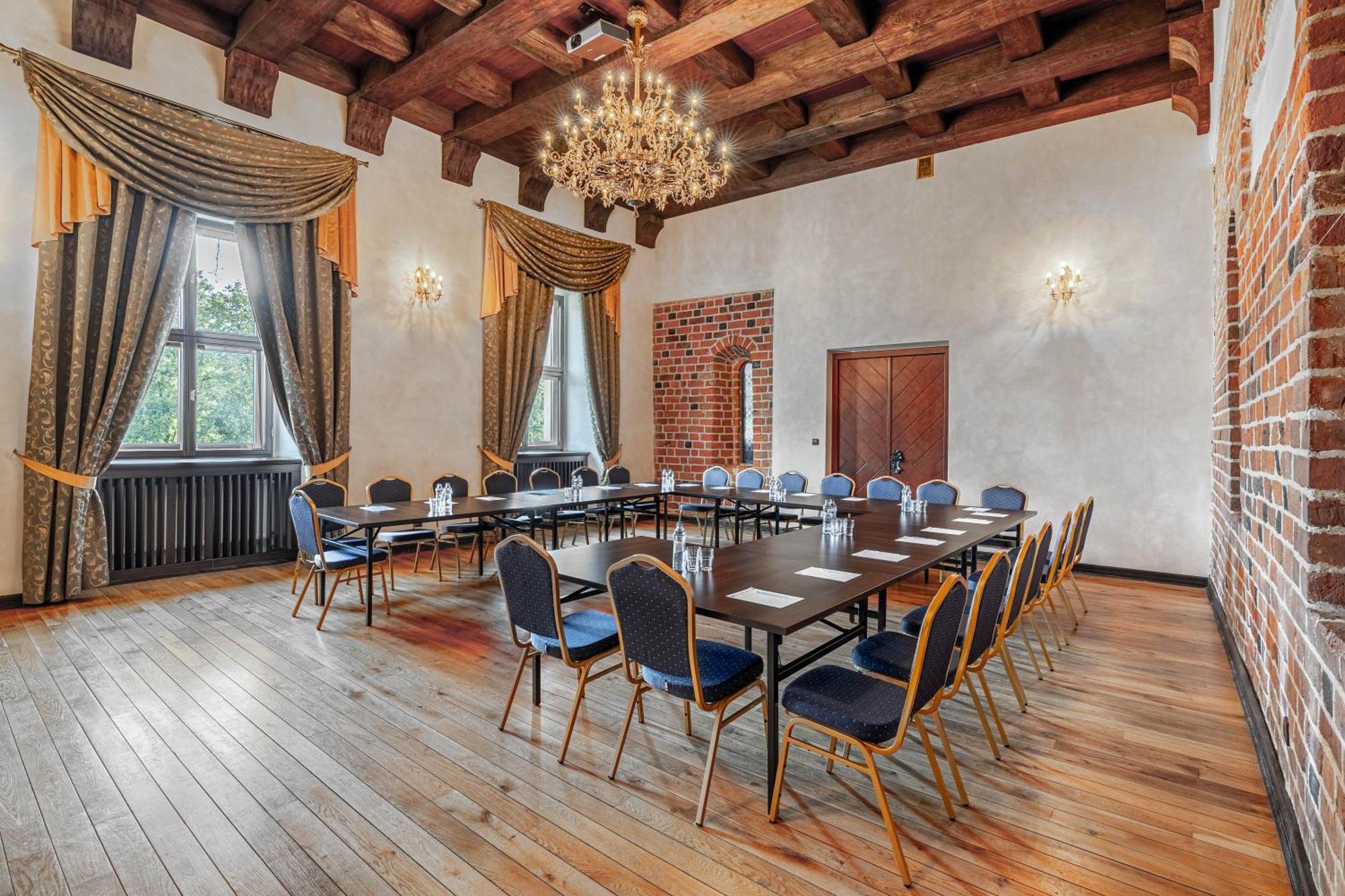 Zamek Uniejow Aparthotel Bagian luar foto