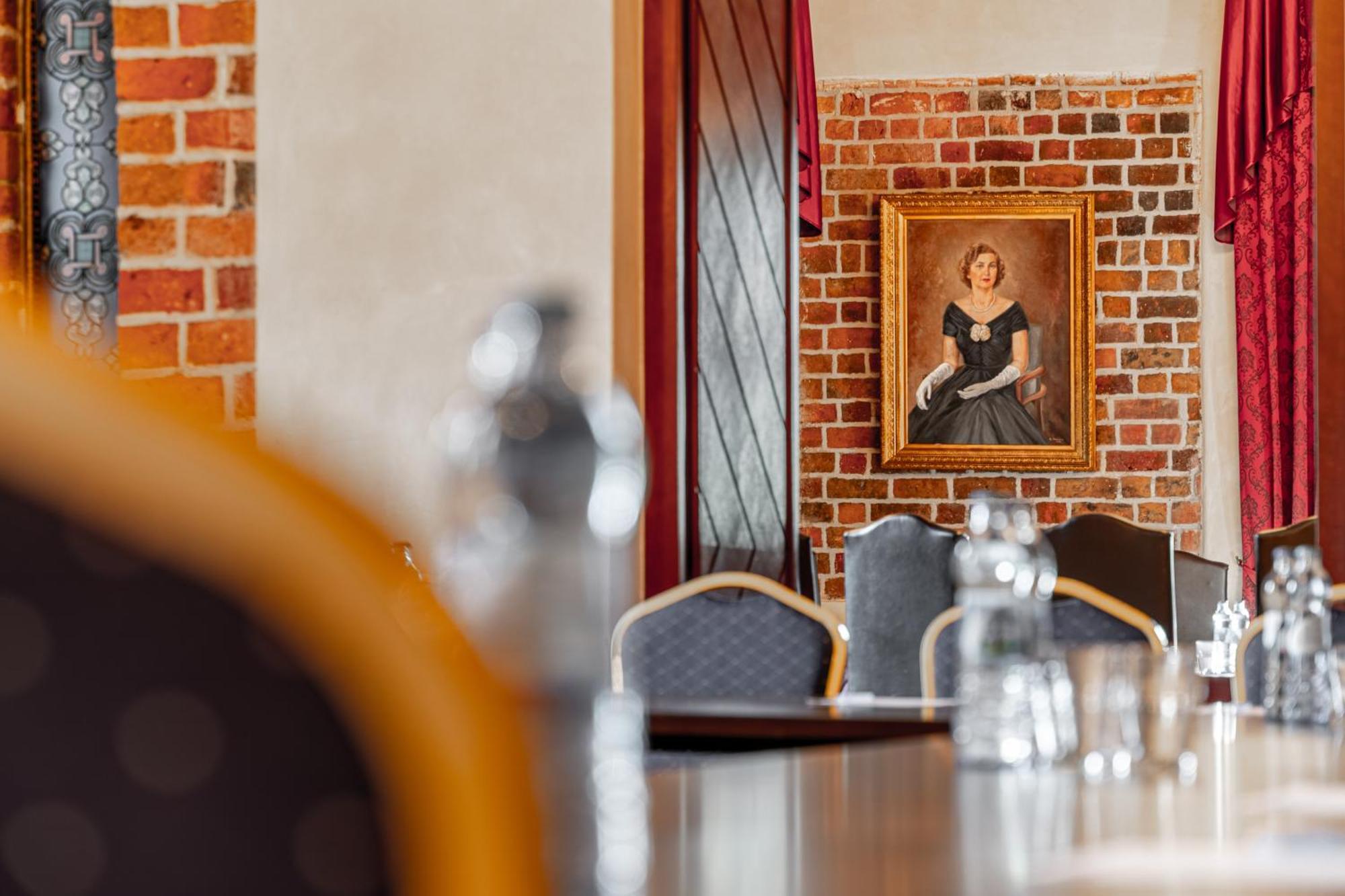 Zamek Uniejow Aparthotel Bagian luar foto