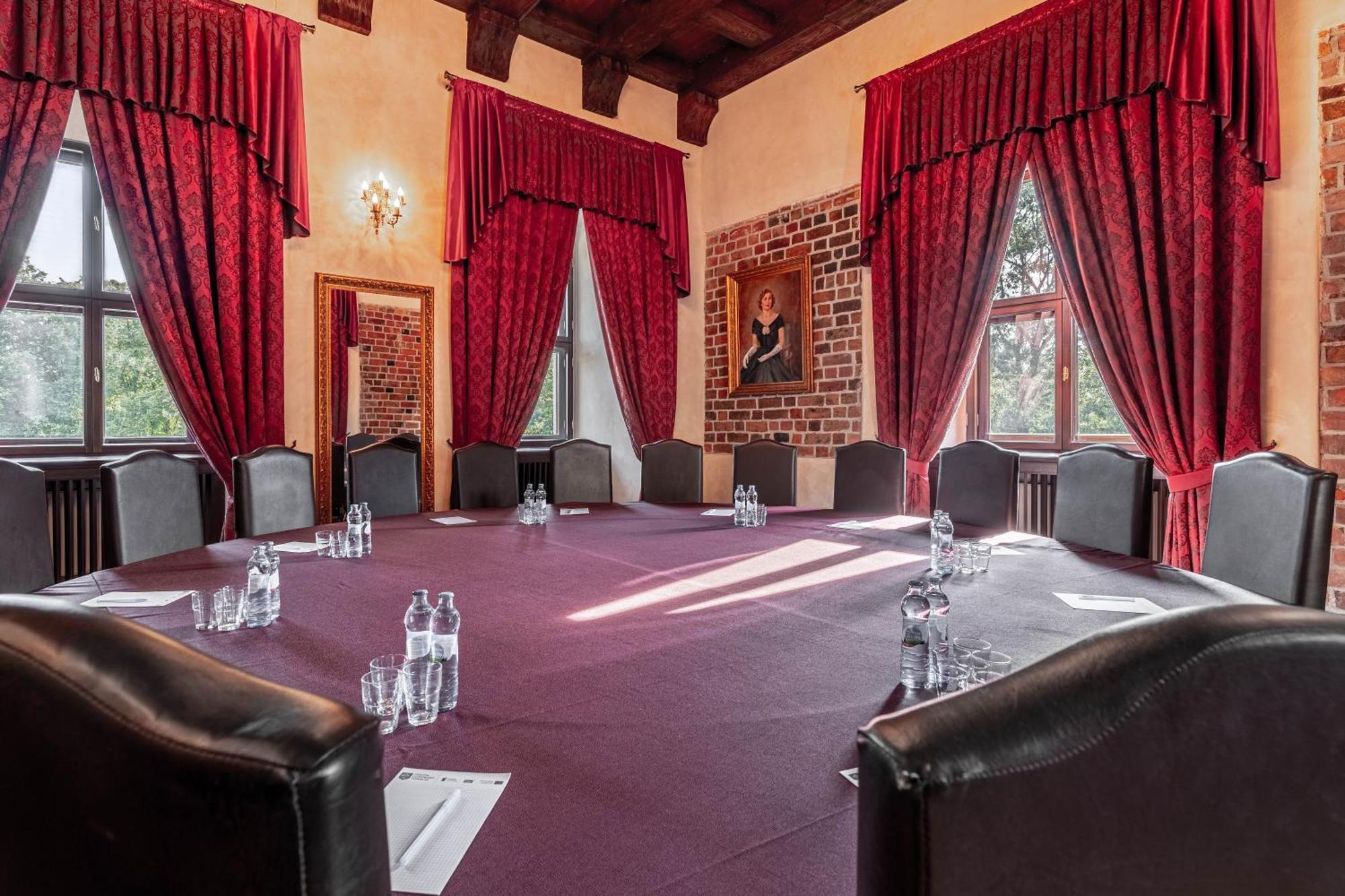 Zamek Uniejow Aparthotel Bagian luar foto