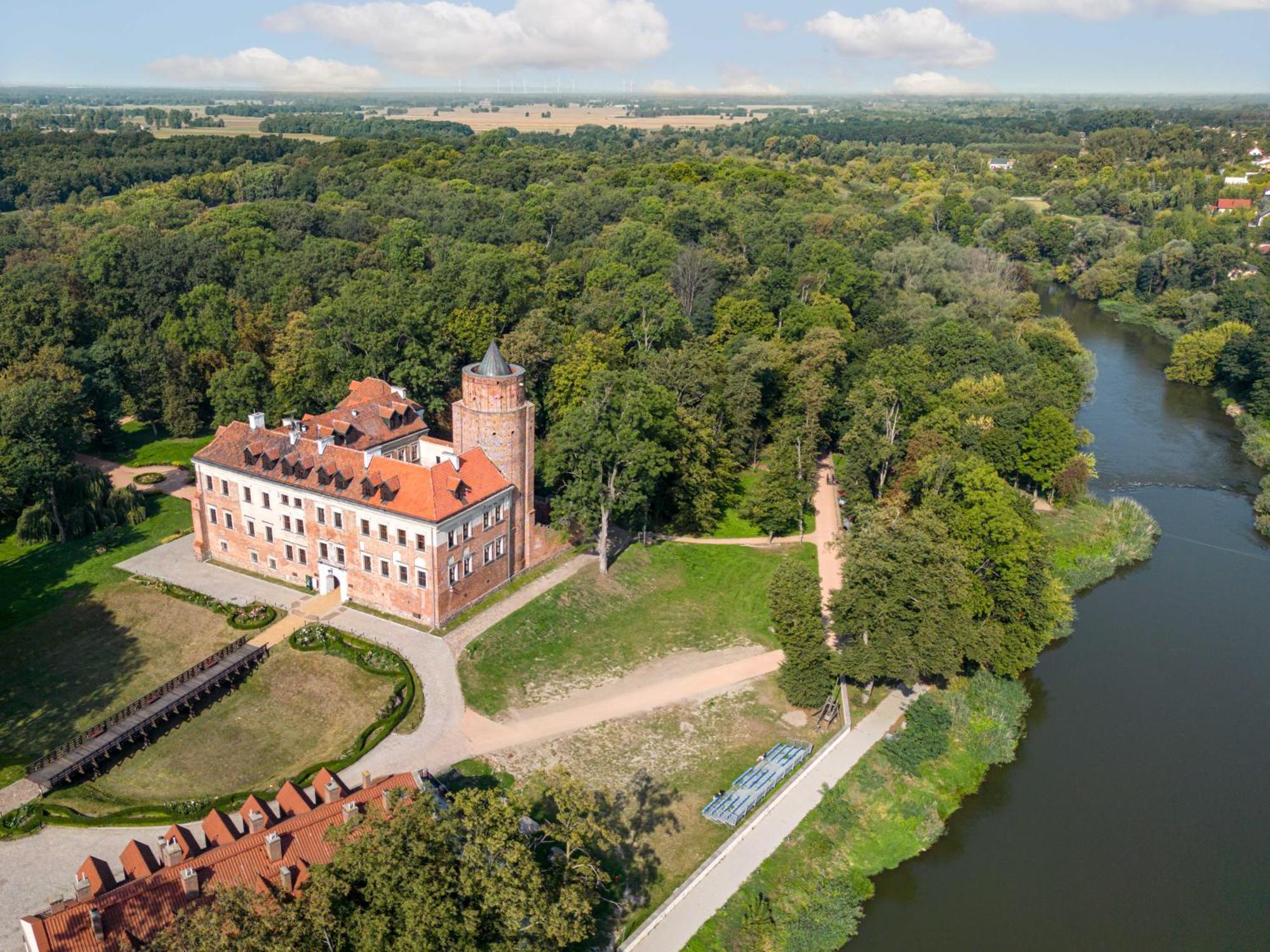 Zamek Uniejow Aparthotel Bagian luar foto