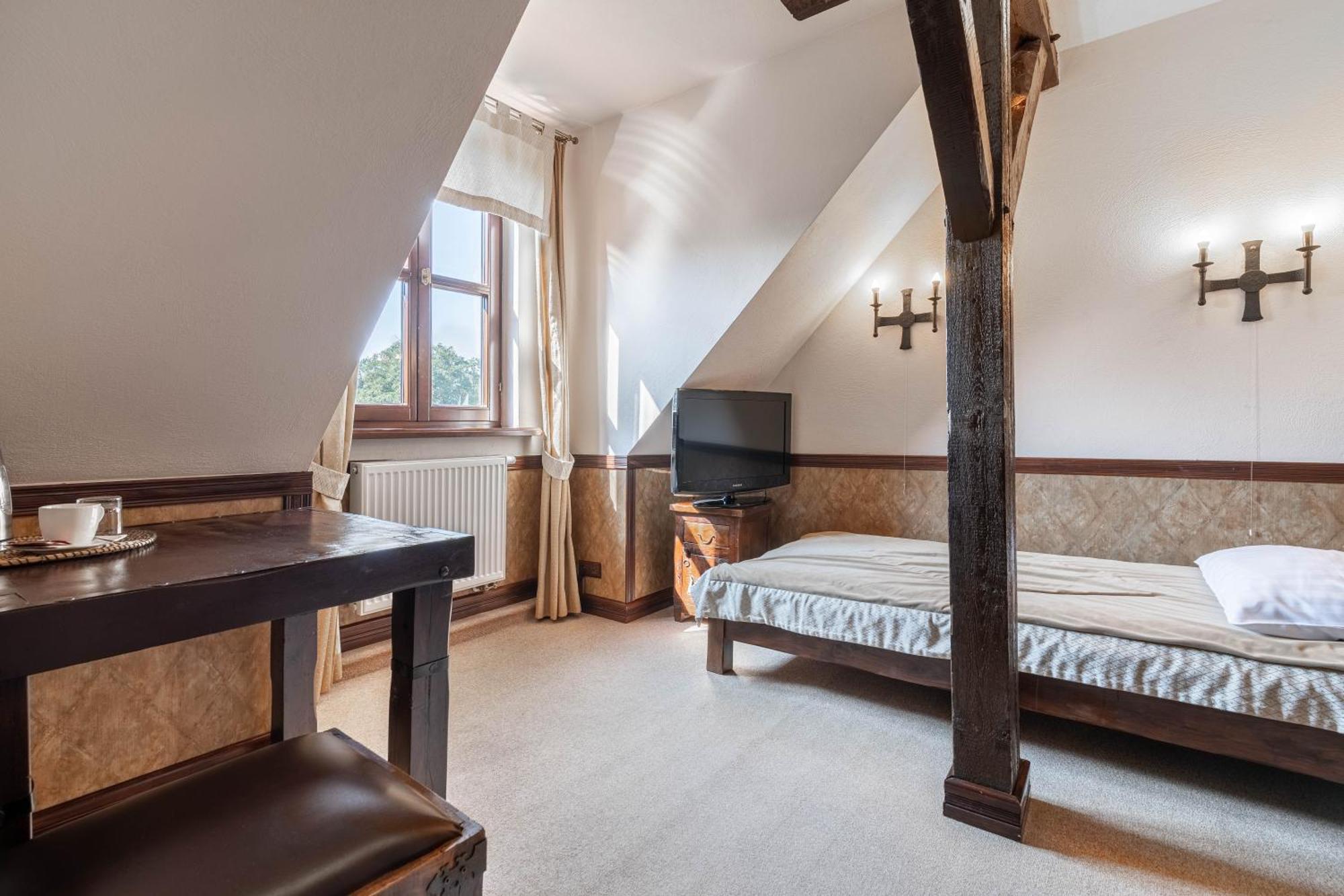 Zamek Uniejow Aparthotel Bagian luar foto