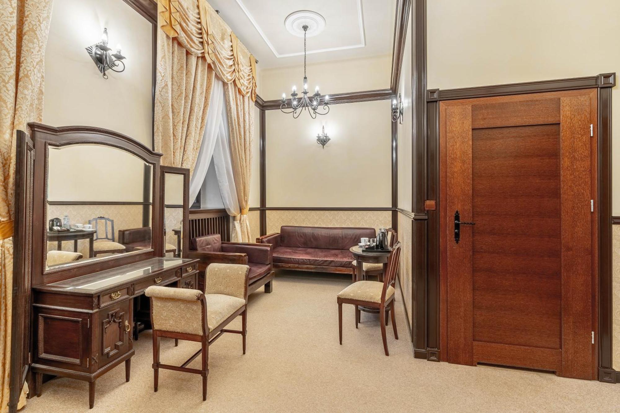 Zamek Uniejow Aparthotel Bagian luar foto