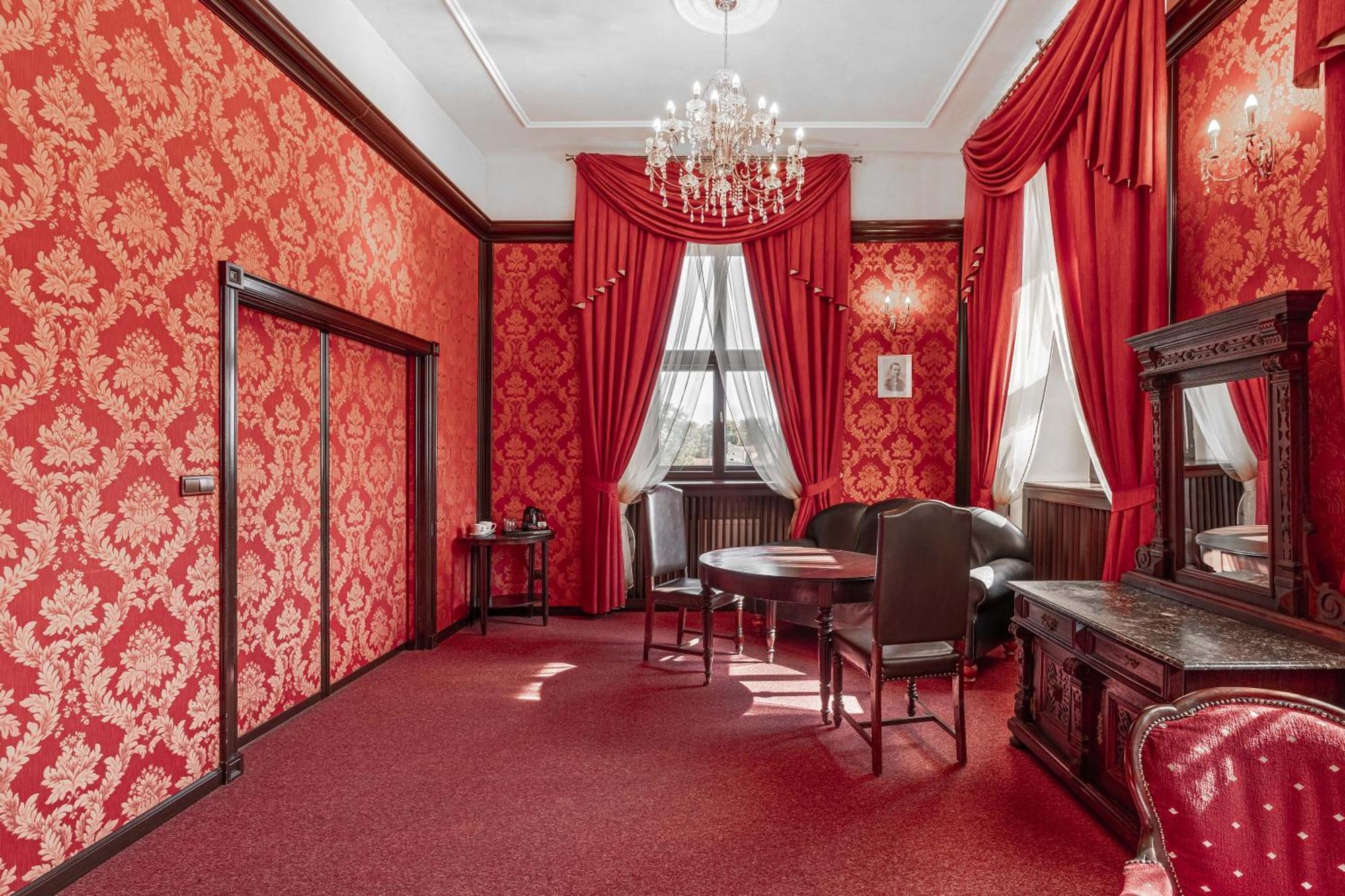 Zamek Uniejow Aparthotel Bagian luar foto