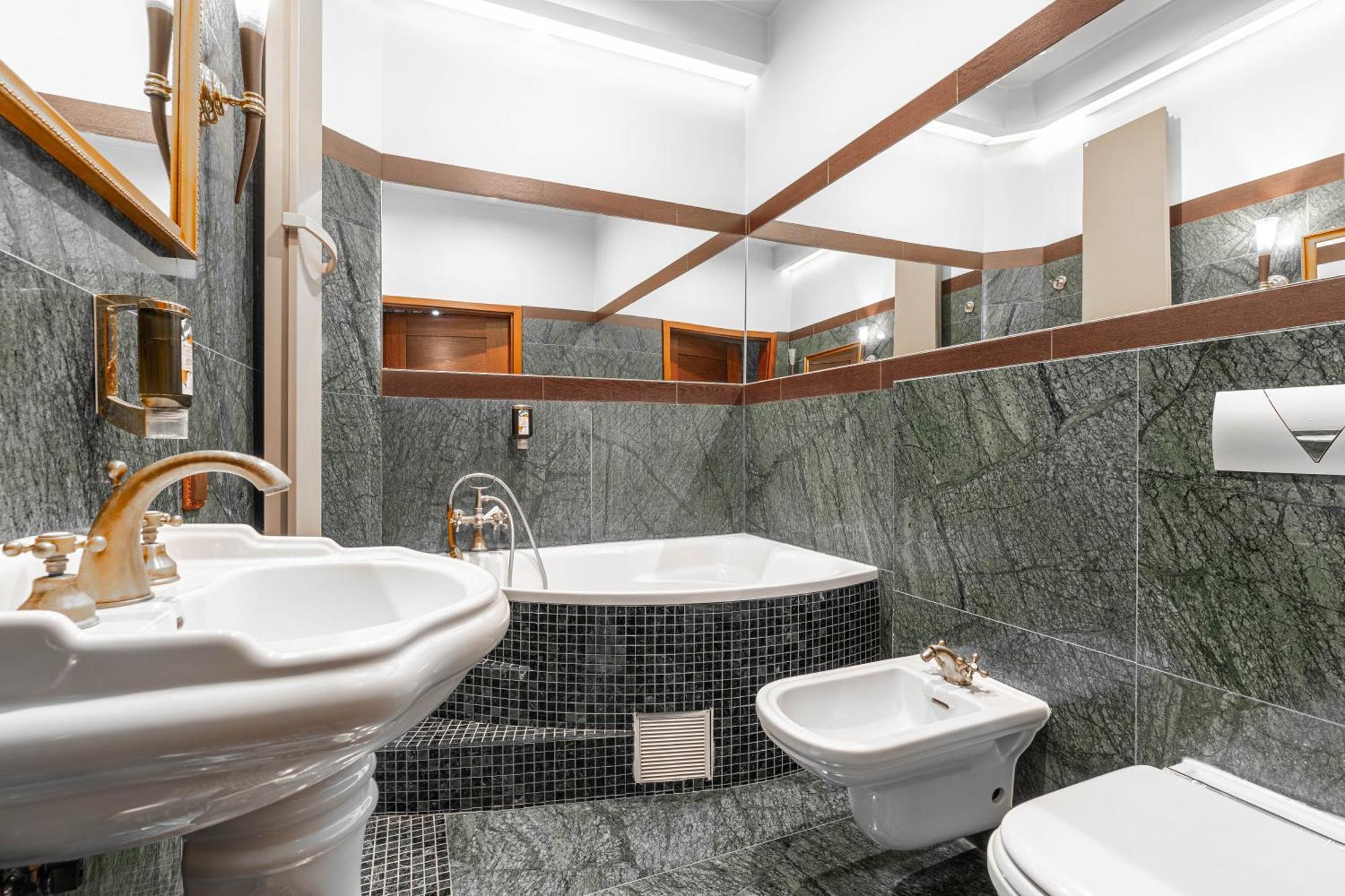 Zamek Uniejow Aparthotel Bagian luar foto