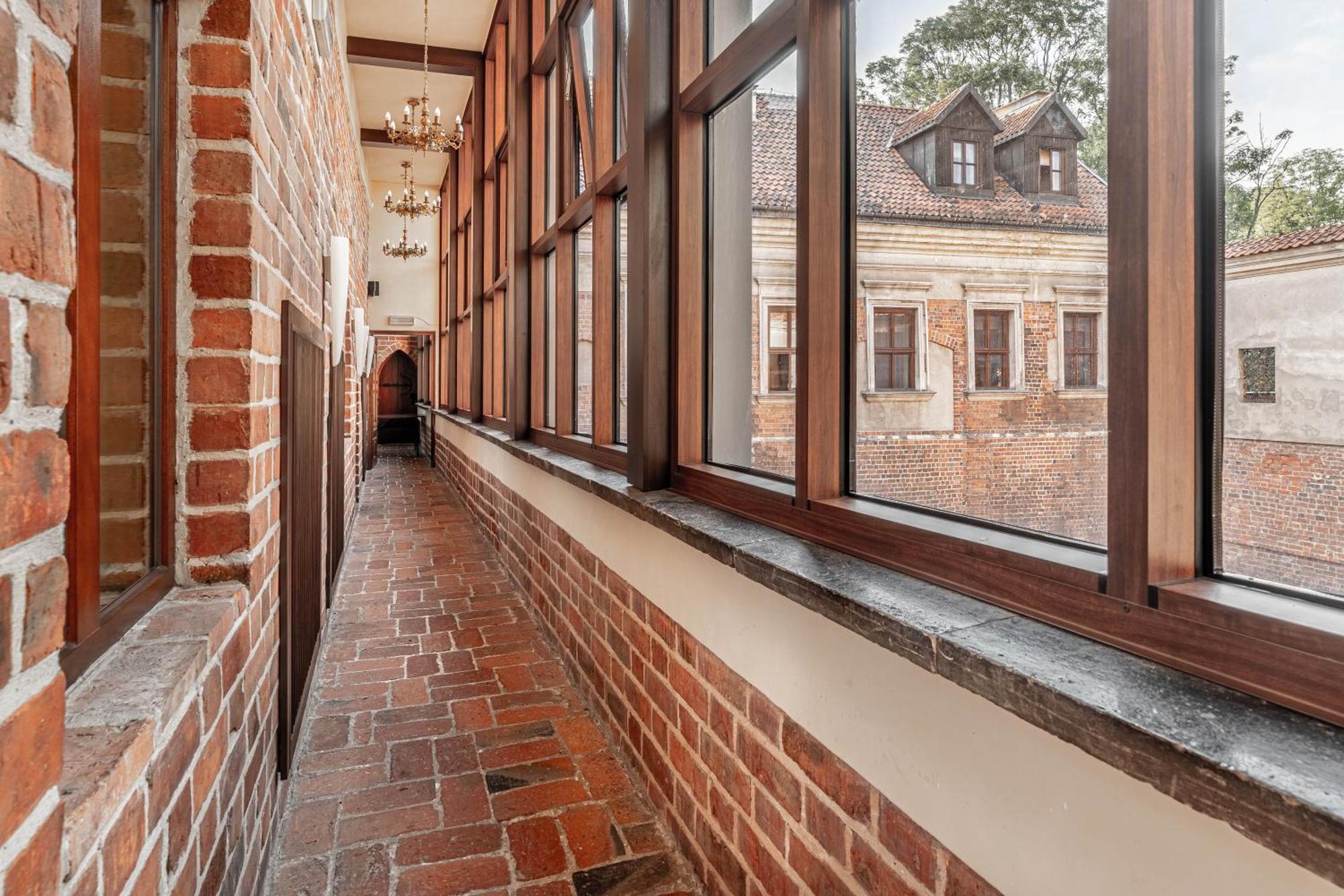 Zamek Uniejow Aparthotel Bagian luar foto