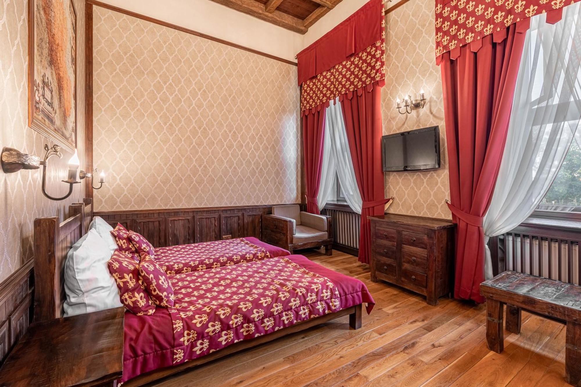 Zamek Uniejow Aparthotel Bagian luar foto