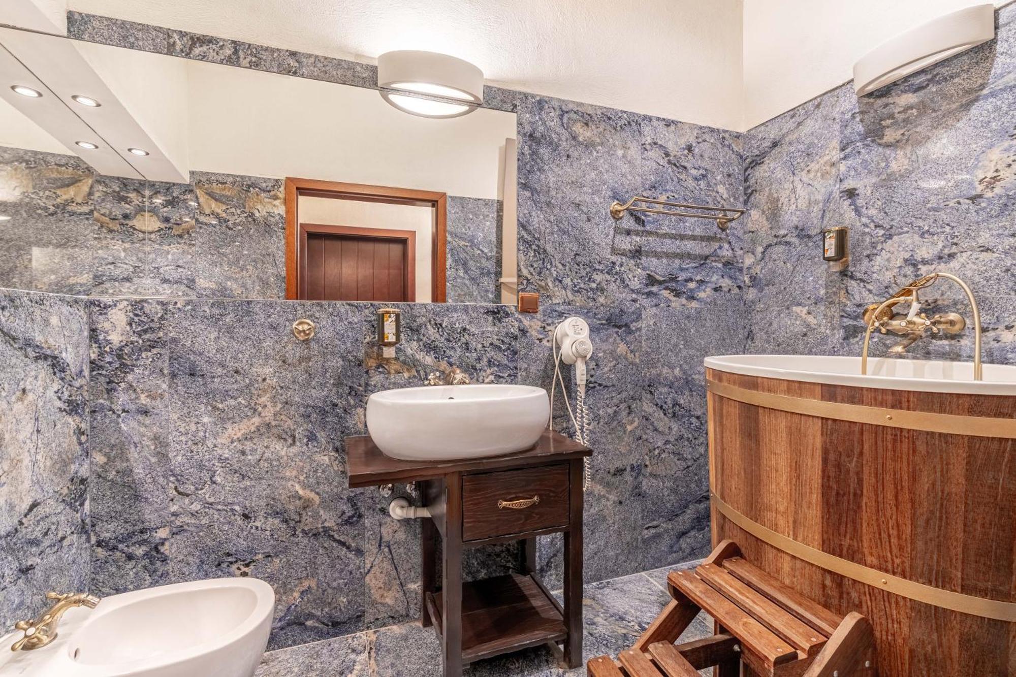 Zamek Uniejow Aparthotel Bagian luar foto