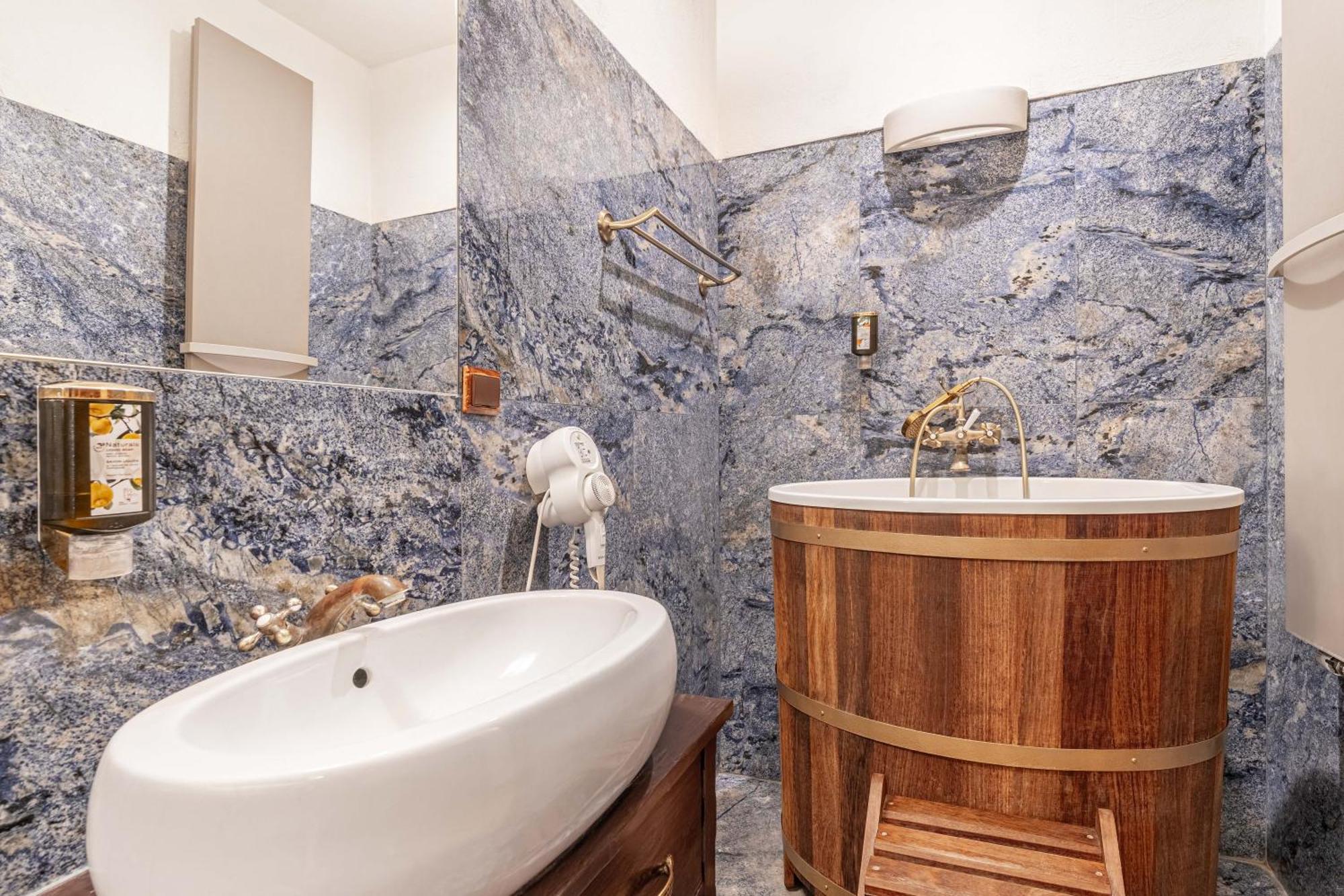 Zamek Uniejow Aparthotel Bagian luar foto
