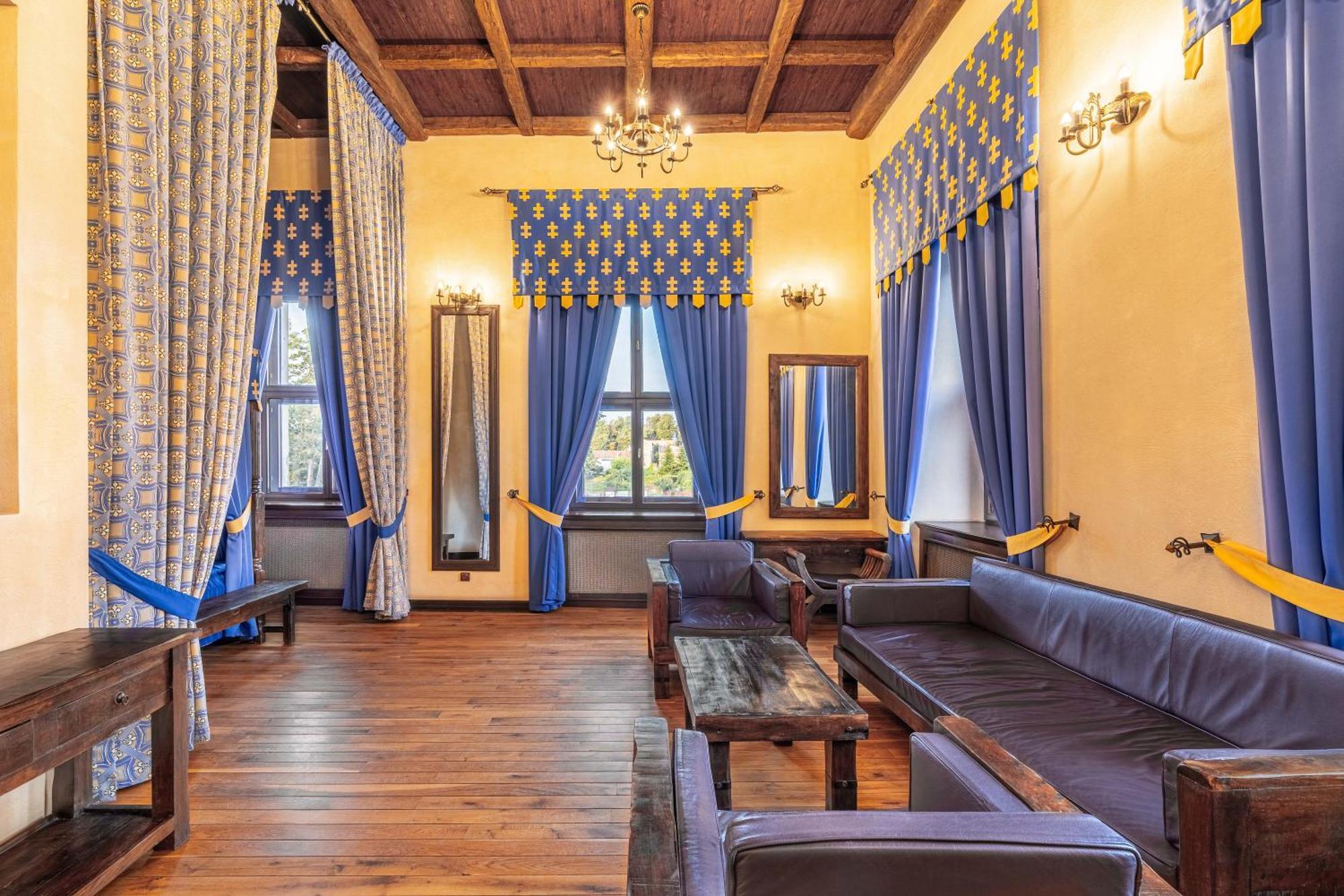 Zamek Uniejow Aparthotel Bagian luar foto