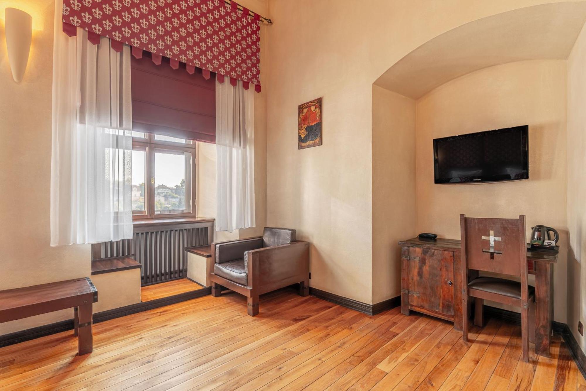 Zamek Uniejow Aparthotel Bagian luar foto