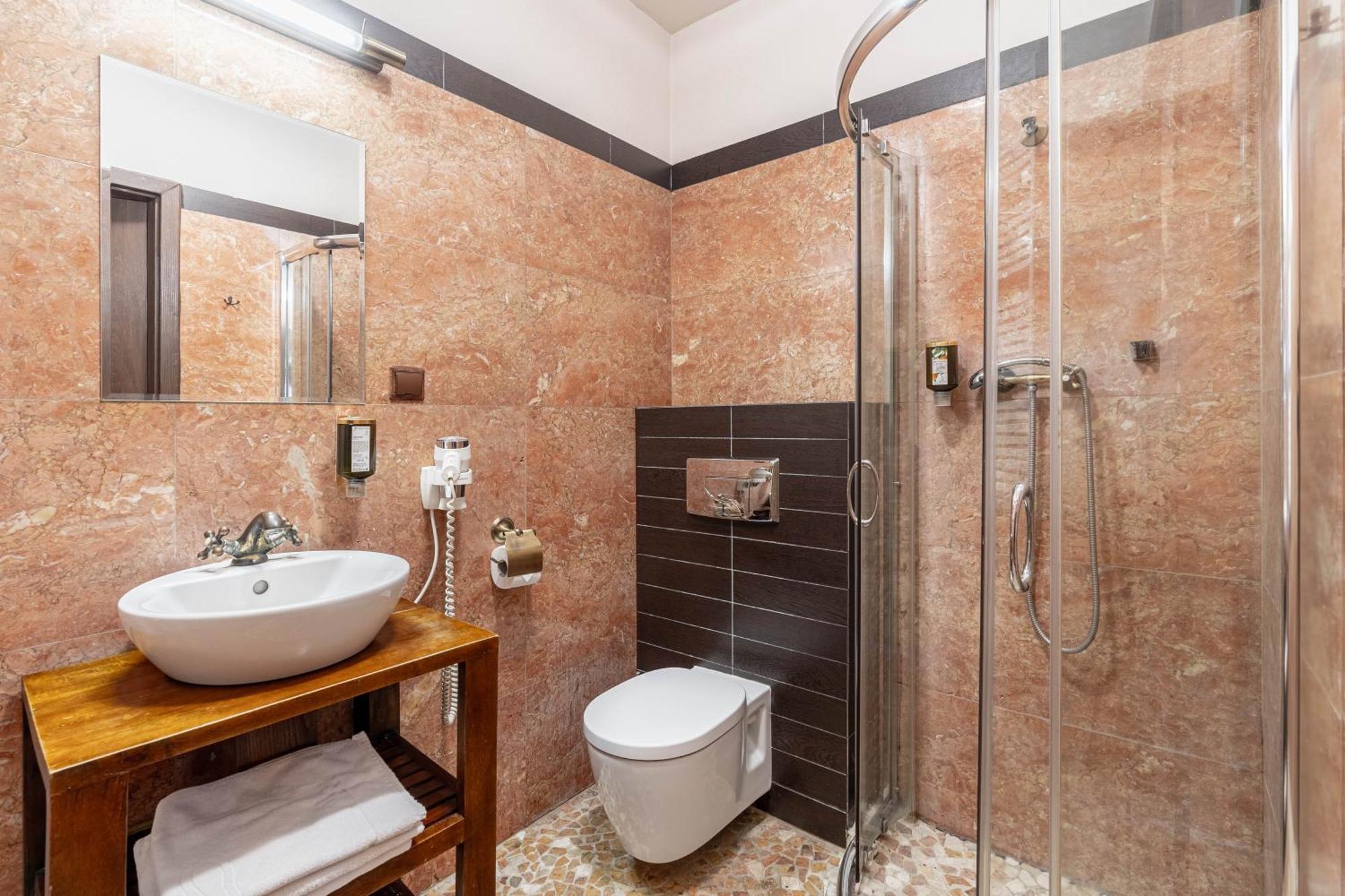 Zamek Uniejow Aparthotel Bagian luar foto