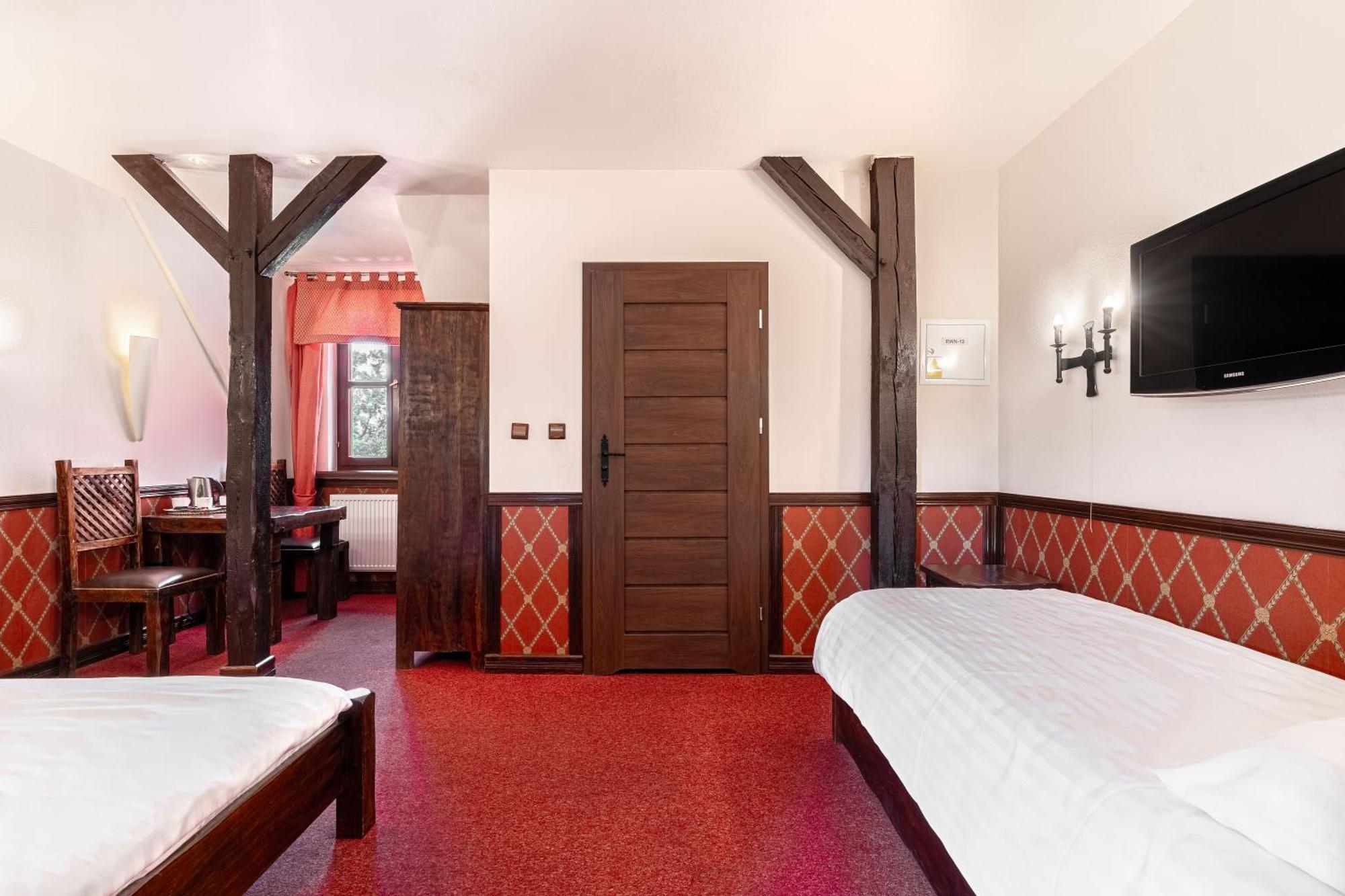 Zamek Uniejow Aparthotel Bagian luar foto