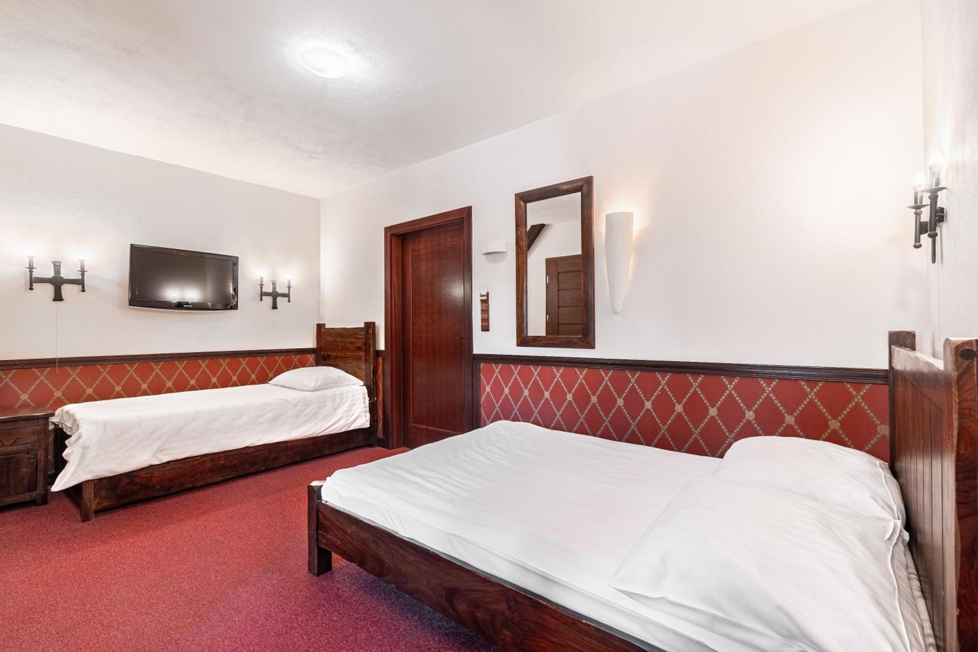 Zamek Uniejow Aparthotel Bagian luar foto