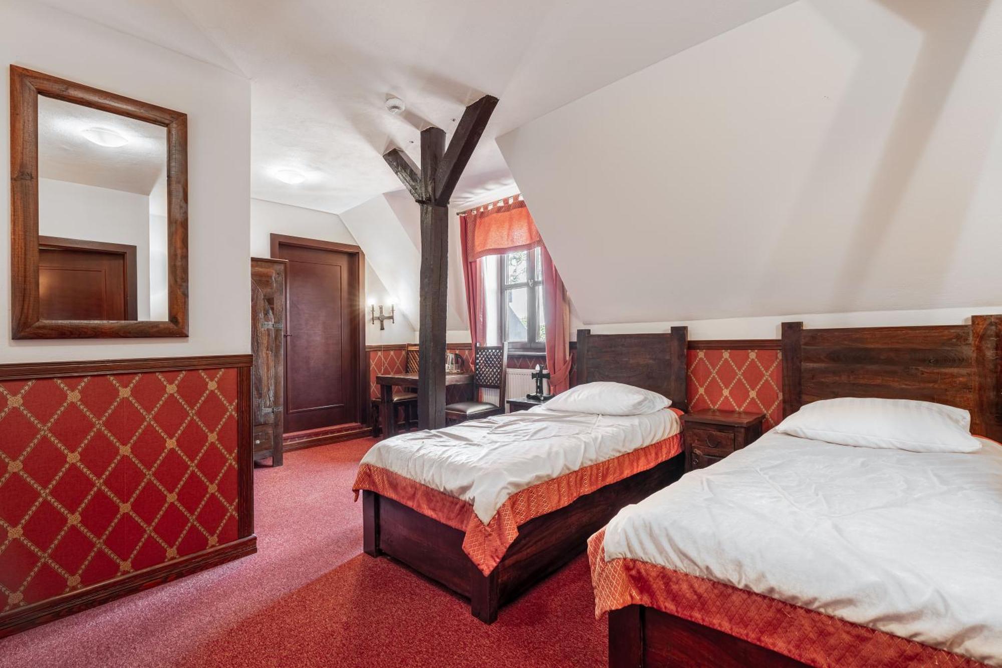 Zamek Uniejow Aparthotel Bagian luar foto