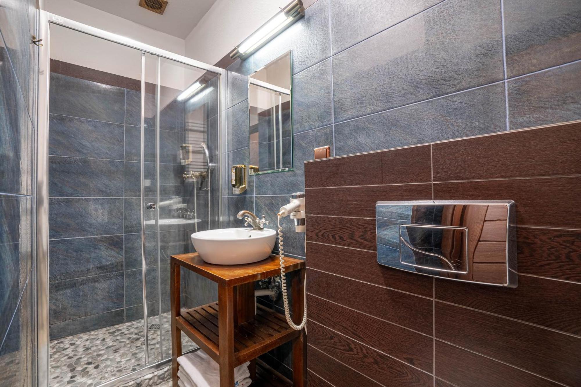 Zamek Uniejow Aparthotel Bagian luar foto