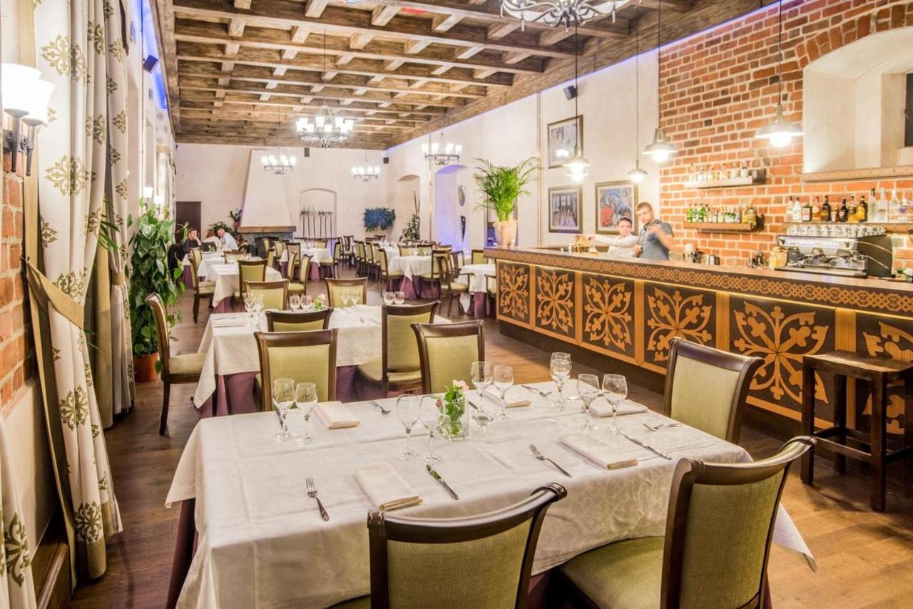 Zamek Uniejow Aparthotel Bagian luar foto